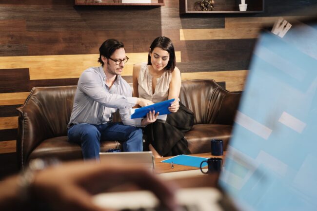 business-man-and-woman-meeting-at-work-in-office-QX9VMGL business man explaining the plan